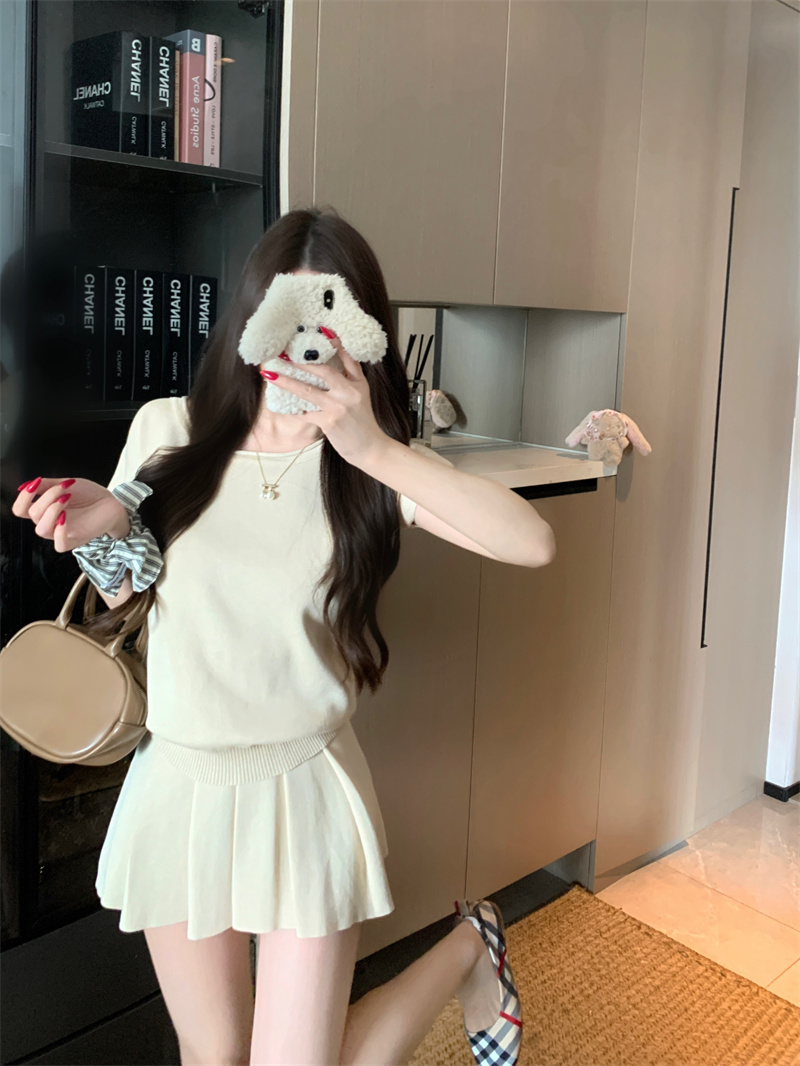 Women's Summer Two-Piece Knit Set with Cinched Waist and Pleated Mini Skirt