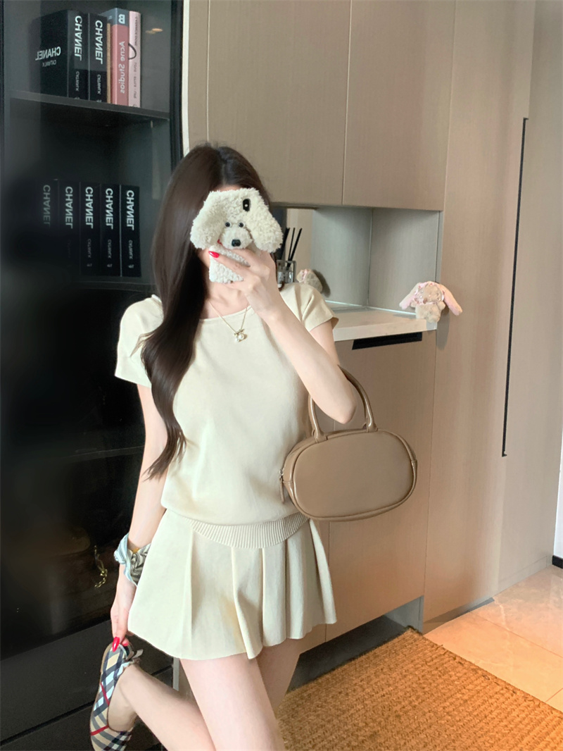 Women's Summer Two-Piece Knit Set with Cinched Waist and Pleated Mini Skirt - Image 2