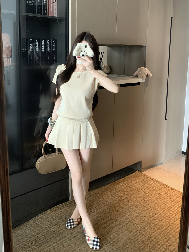 Women's Summer Two-Piece Knit Set with Cinched Waist and Pleated Mini Skirt - Image 3