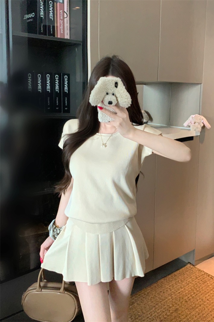 Women's Summer Two-Piece Knit Set with Cinched Waist and Pleated Mini Skirt - Image 5